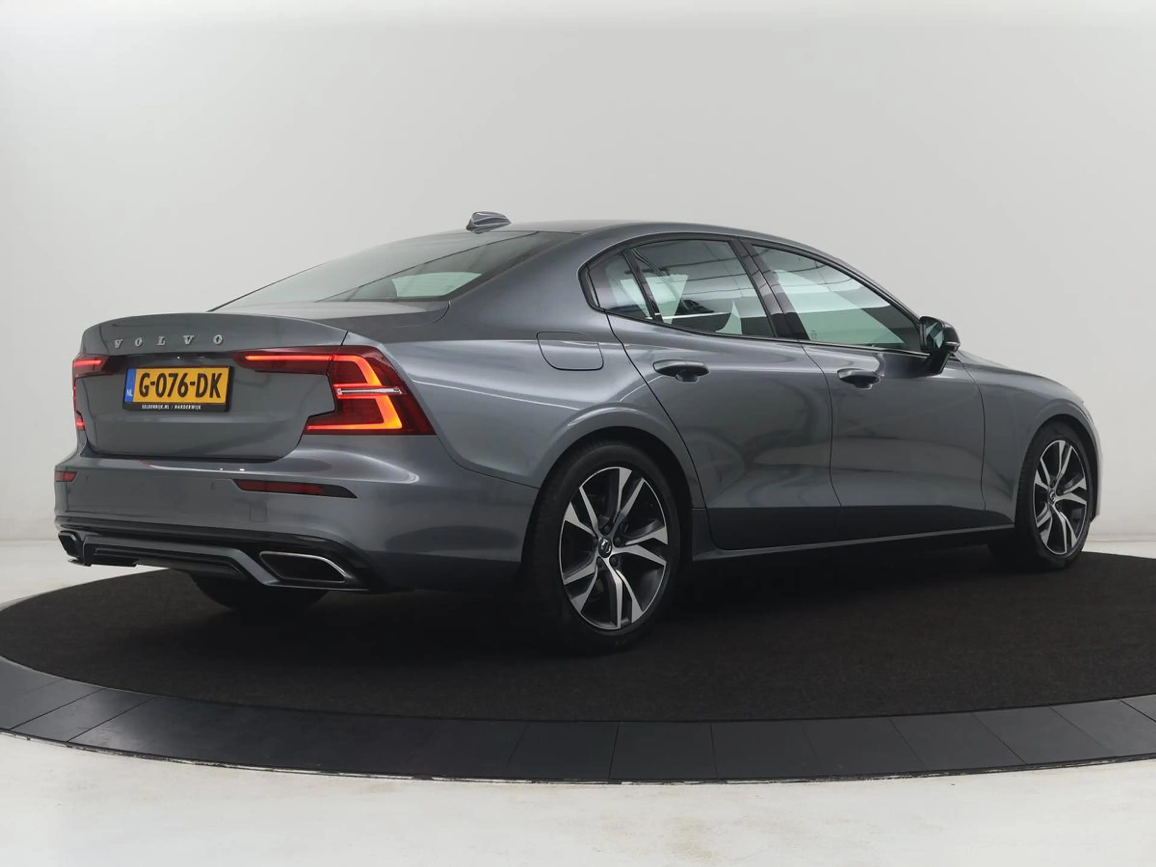 Volvo S60 2.0 T4 R-Design | Stoelverwarming | LED | Navigati — photo 35