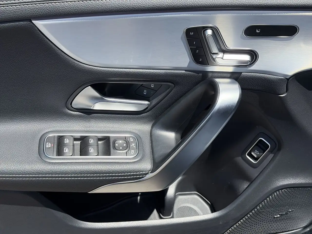 Mercedes-Benz CLA снимка Mercedes-Benz CLA