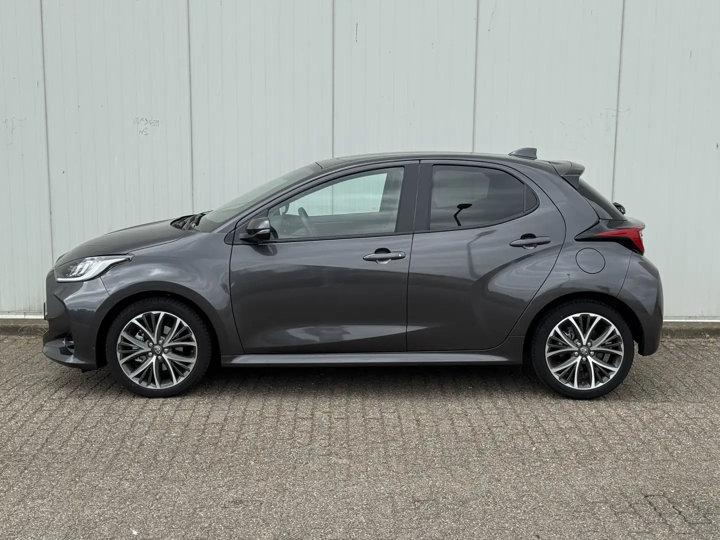 Toyota Yaris 1.5 Hybrid 130 Launch Edition Garantie Louwman. Grijs - 2
