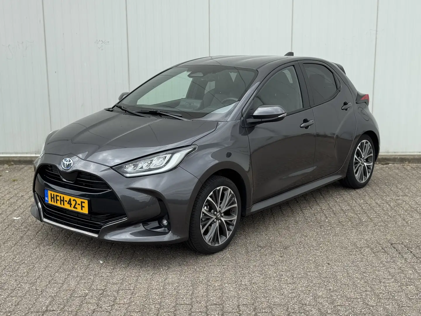 Toyota Yaris 1.5 Hybrid 130 Launch Edition Garantie Louwman. Grijs - 1