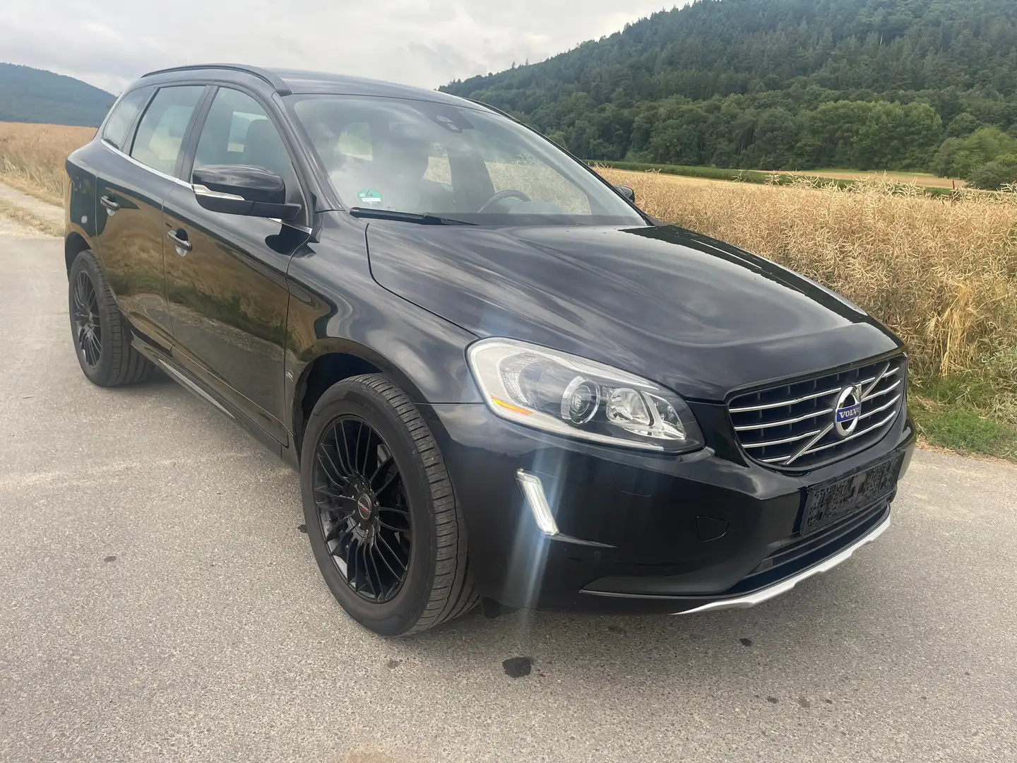 Volvo XC60 D5 AWD Momentum Xenon Schwarz - 1