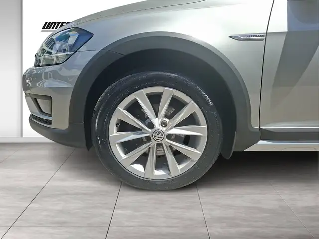 Volkswagen Golf view 3