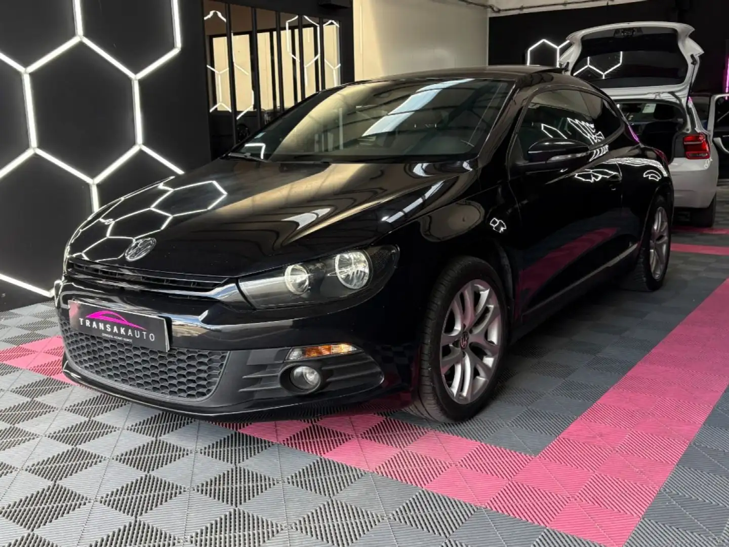 Volkswagen Scirocco 2.0 TDI 140 ch FAP Sportline ~ Radar AR ~ Rétroviseur électrique ~ Toit panoramique ~ Nero - 2
