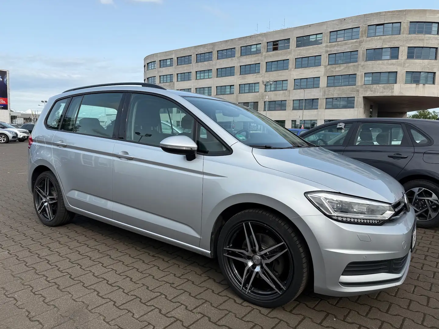 Volkswagen Touran 2.0TDI DSG Comfortline/7Sitze/19Zoll Zilver - 2