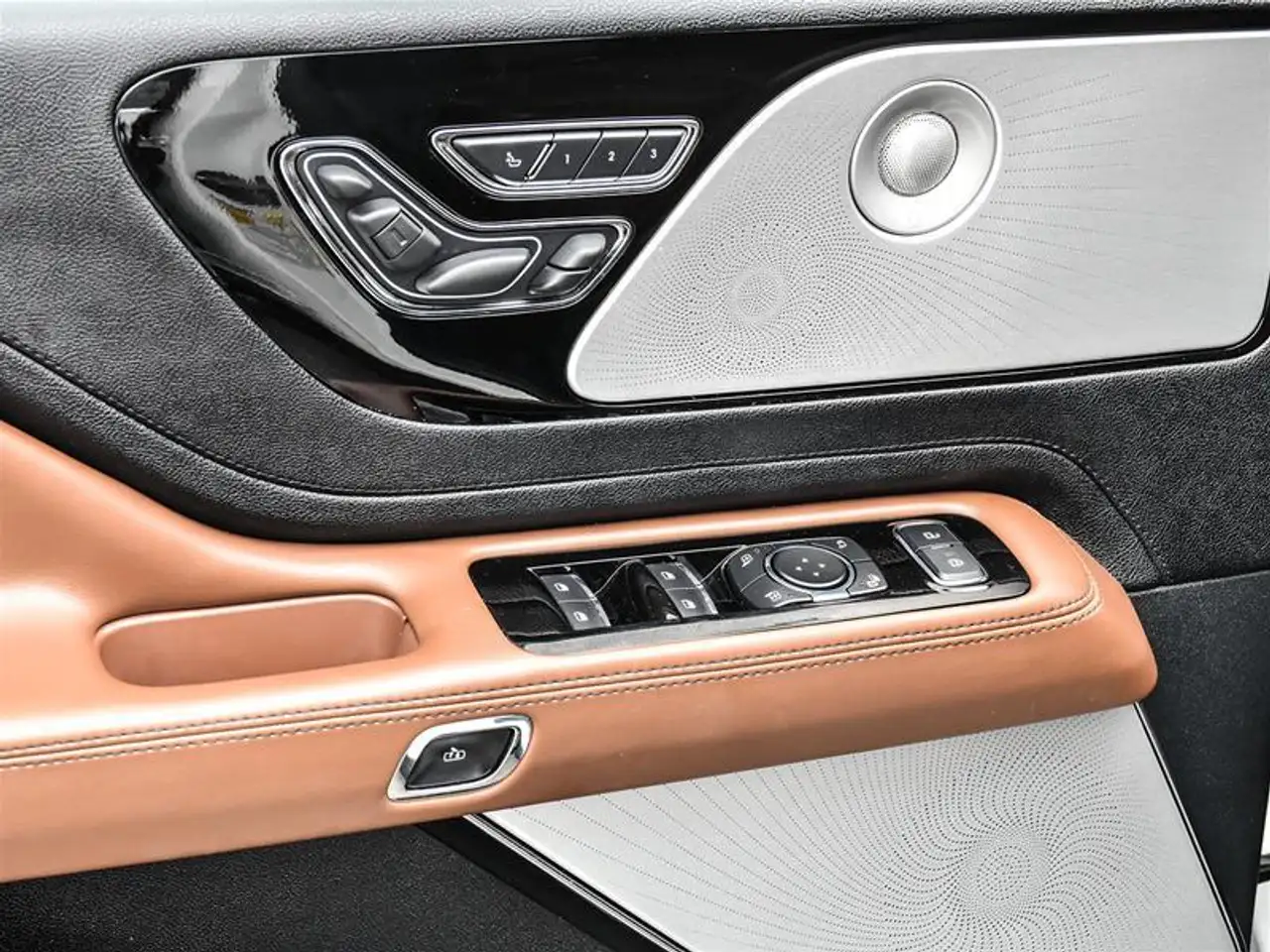 Lincoln Aviator снимка Lincoln Aviator