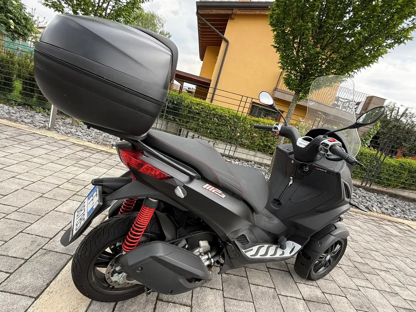Piaggio MP3 300 Hpe Sport Šedá - 1