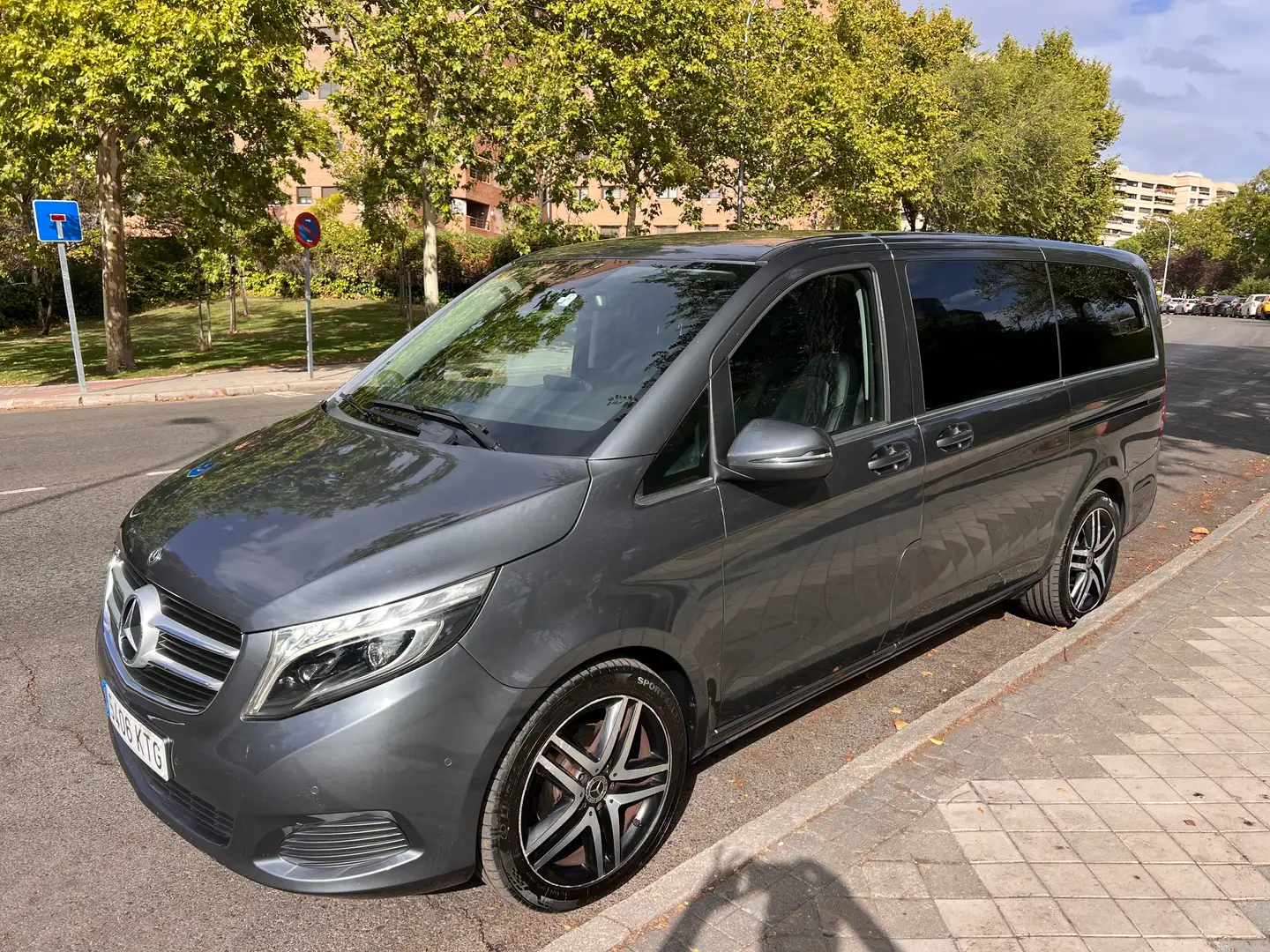 Mercedes-Benz V 220 V 220d Largo Avantgarde 7G Tronic Avantgarde Gris - 1
