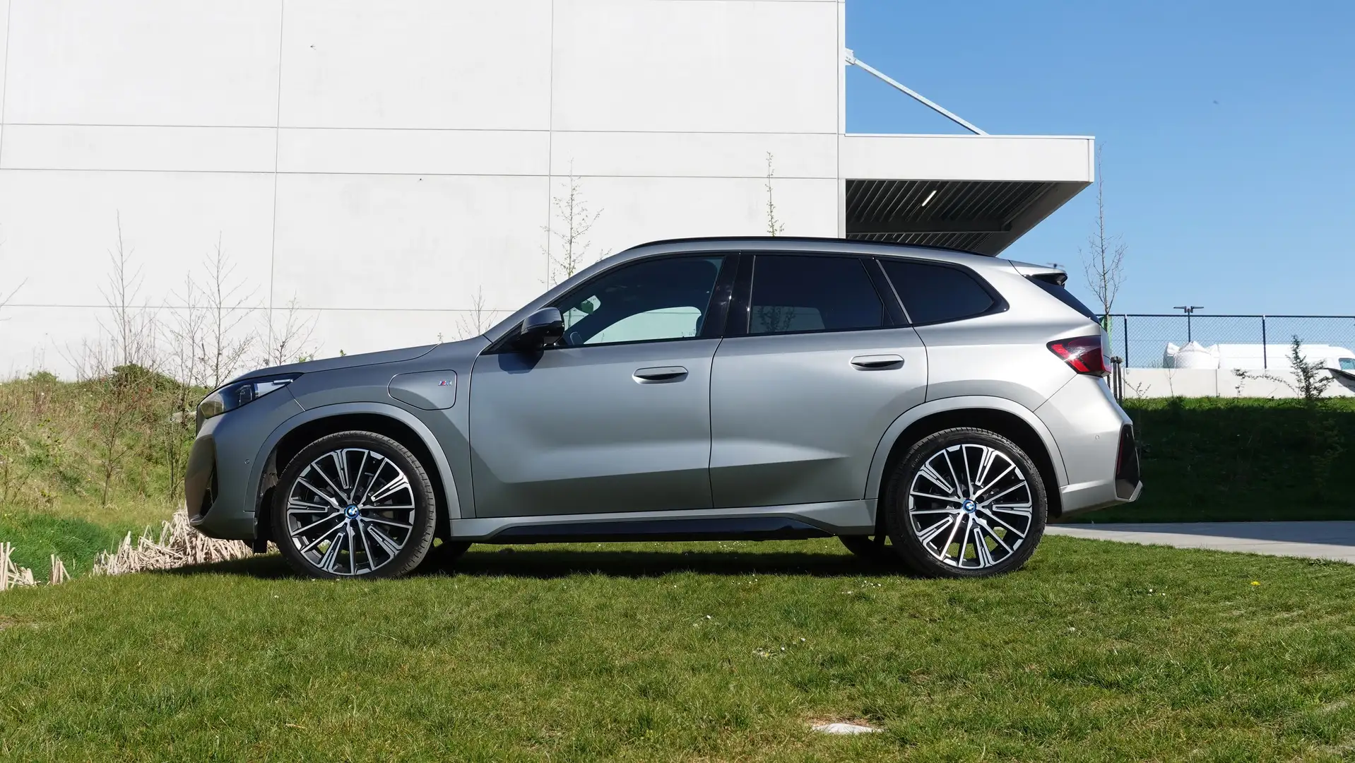 BMW X1 xDrive30e M Pakket FrozenGrey Pano HK Massag Full Grijs - 2