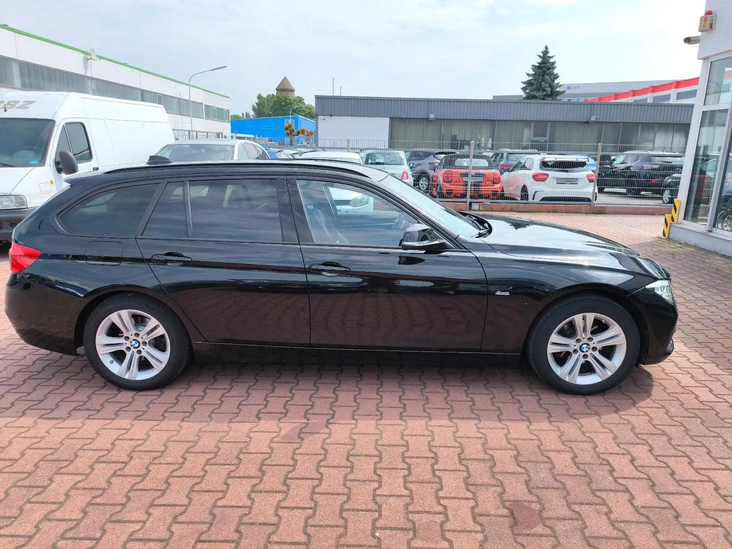 BMW 318 i Touring Sport Line Automatik Navi Noir - 2