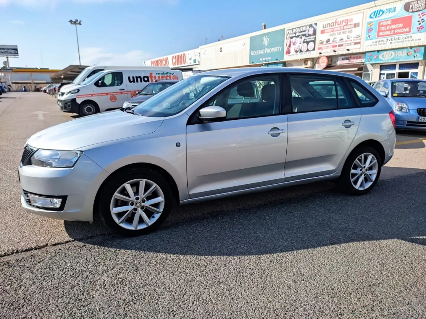 Skoda Rapid/Spaceback 1.6TDI CR Elegance DSG 66kW Plateado - 2