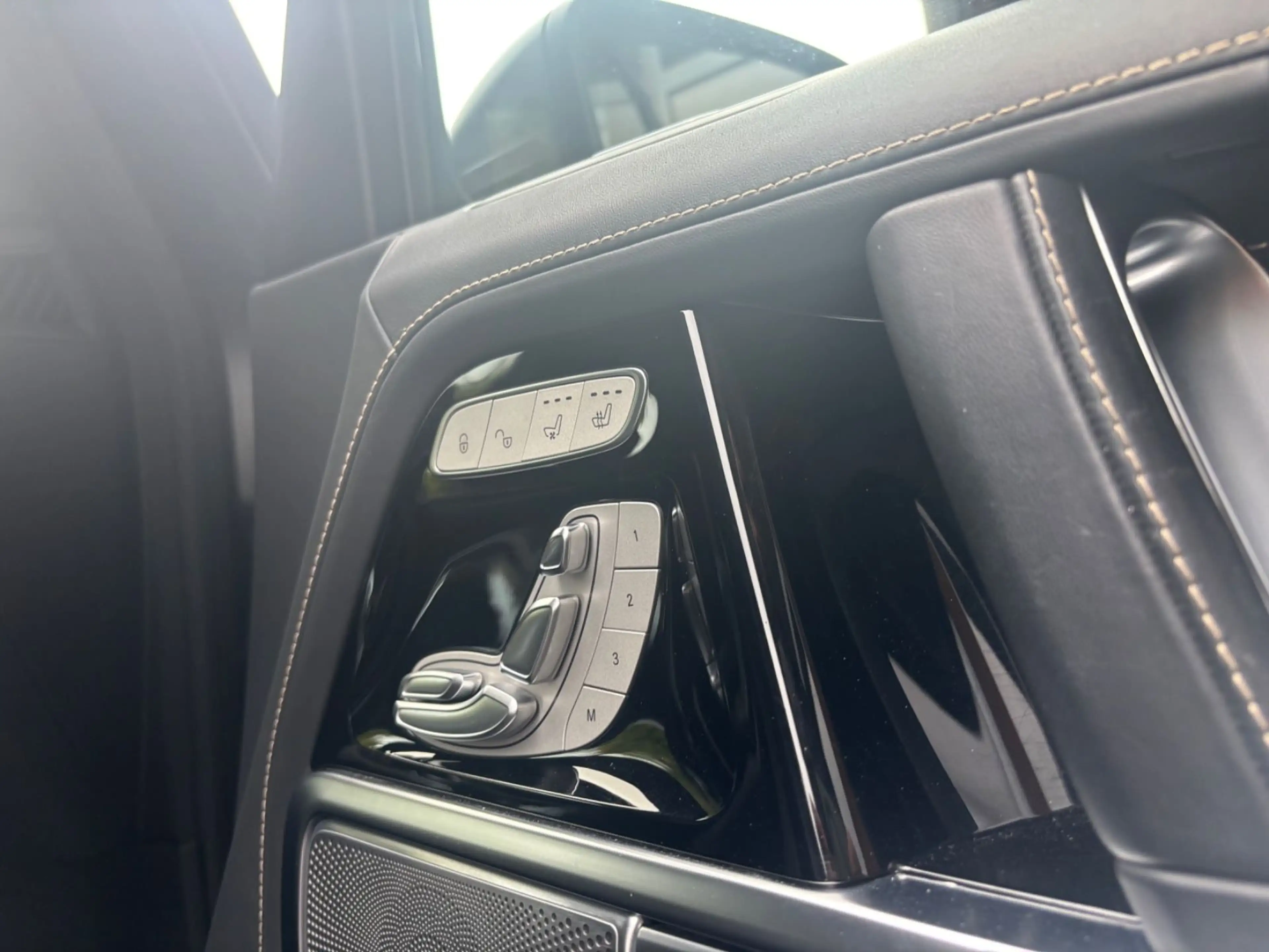 Mercedes-Benz G 63 AMG G63 AMG Grand Edition limited Fond Entertainment — photo 18