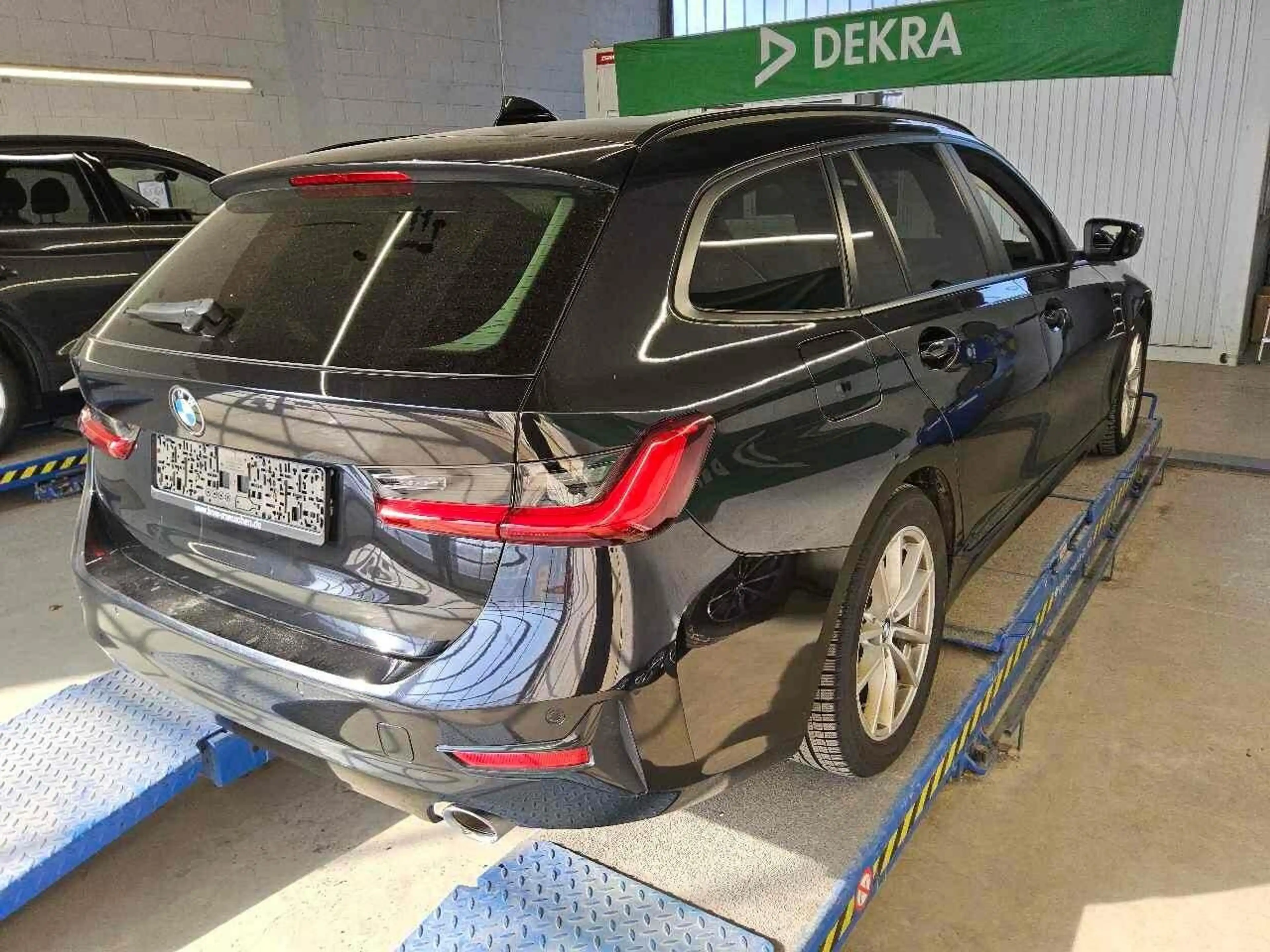 BMW 320 dA Advantage ACC LED AHK Keyless — photo 3