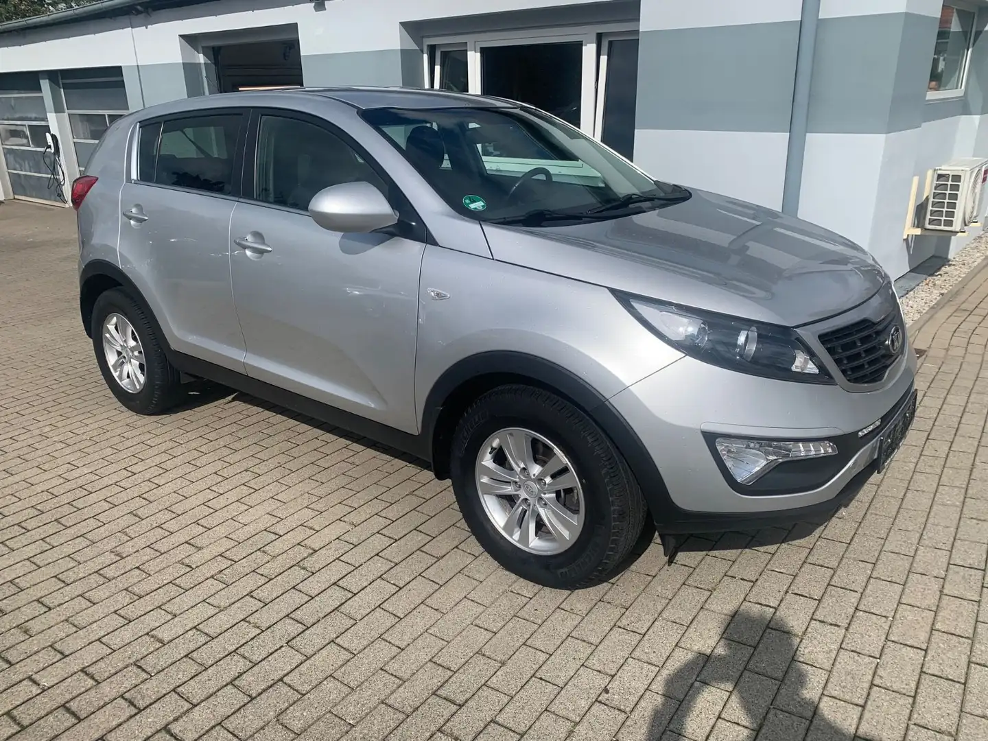 Kia Sportage 2WD 1,6 Temp. Shzg PDC Klima 74TKM Silber - 1