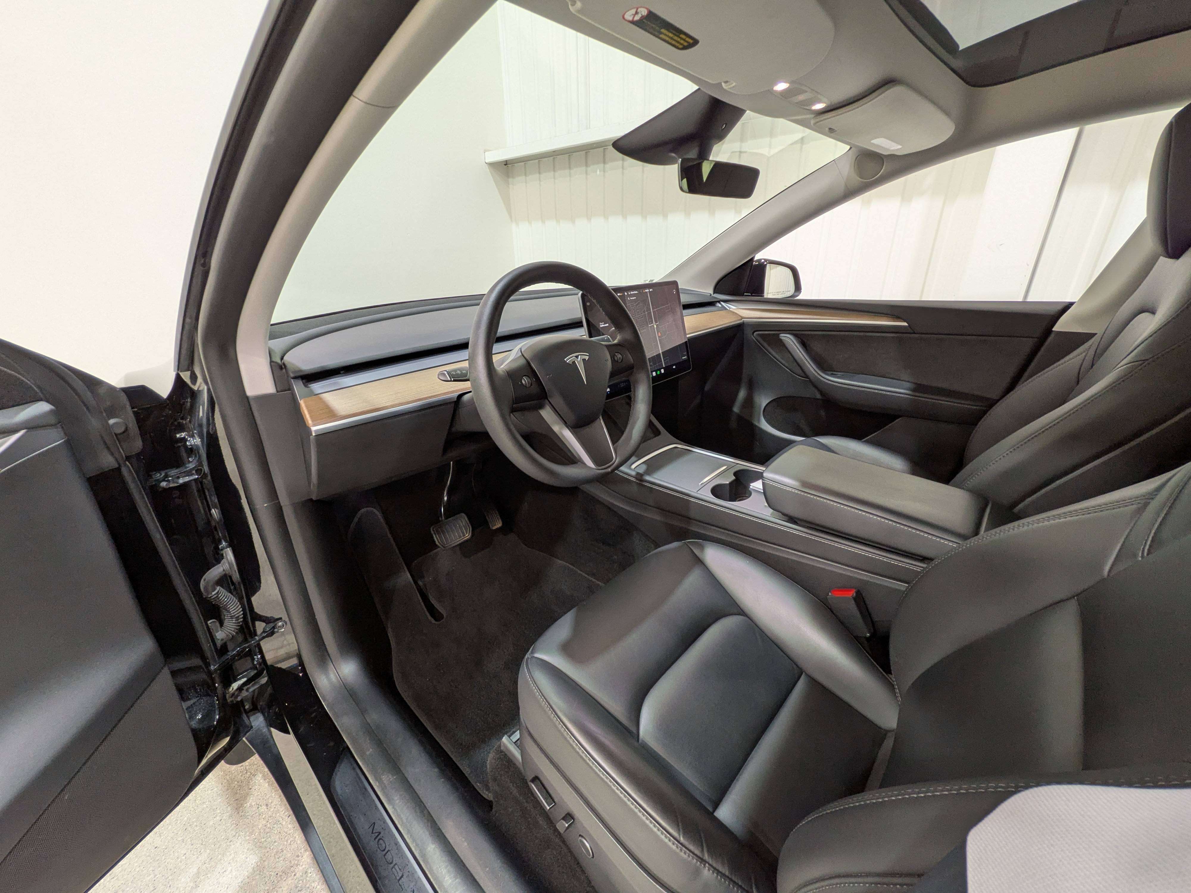 Tesla Model Y 2024
