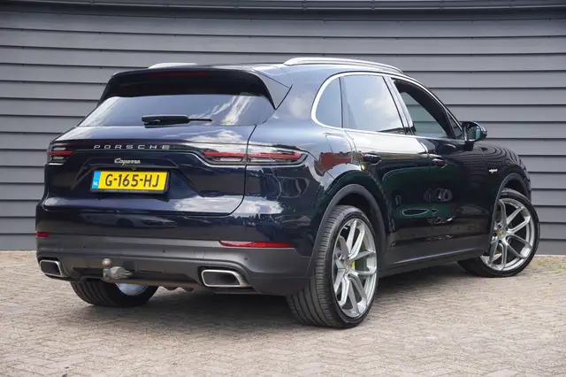 Porsche Cayenne view 2