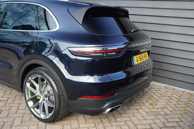 Porsche Cayenne view 16