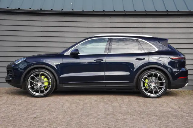 Porsche Cayenne view 3