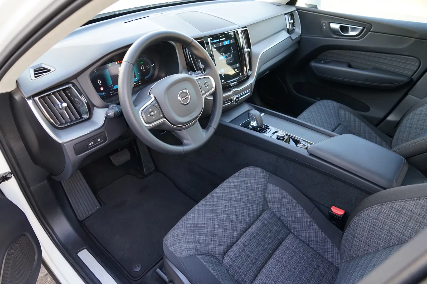 Volvo XC60 2.0 T6 Plug-in hybrid AWD Core Bright Pano, Carpla Weiß - 2