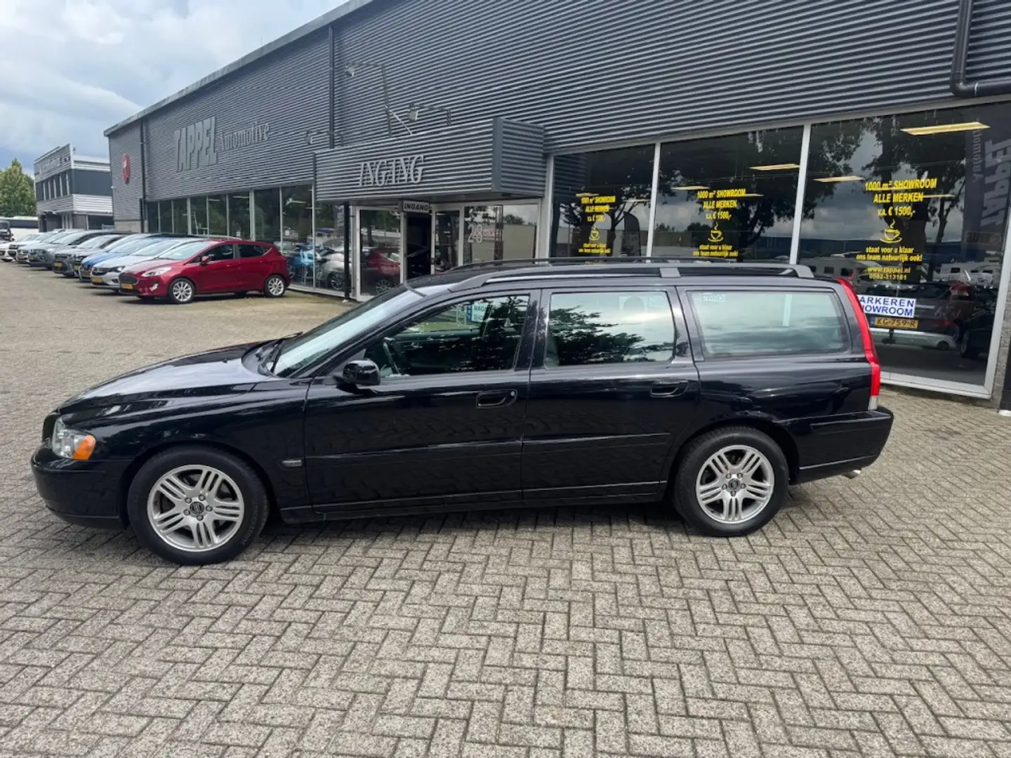 Volvo V70 2.4 D5 Kinetic Zwart - 2