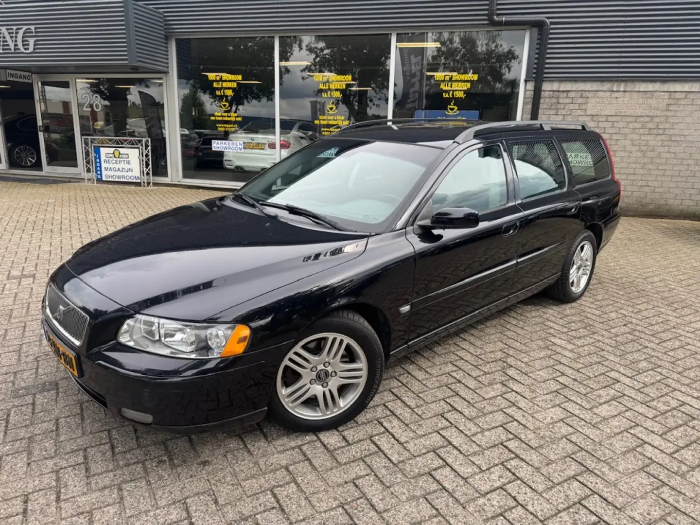 Volvo V70 2.4 D5 Kinetic Zwart - 1