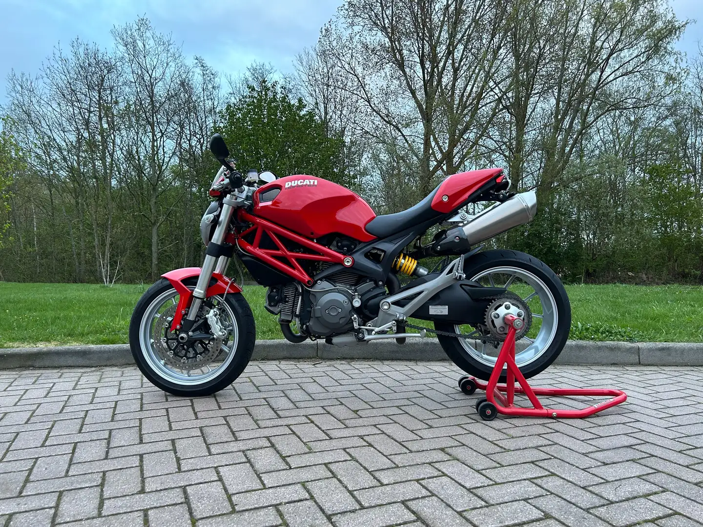 Ducati Monster 1100 Czerwony - 2