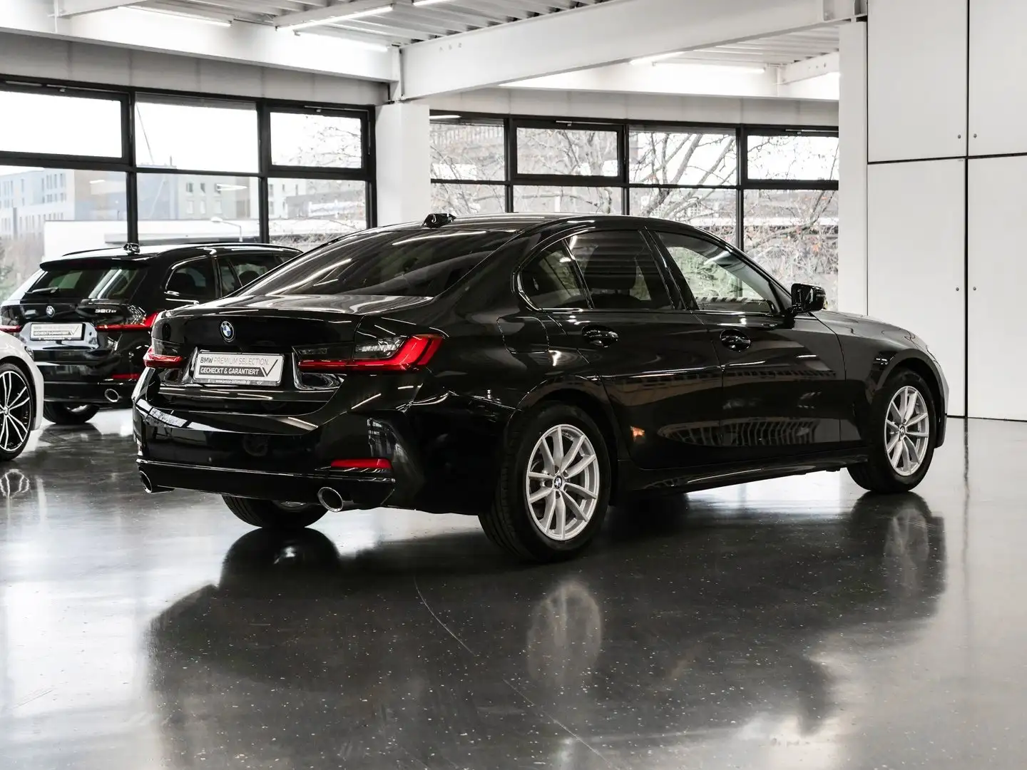 BMW 320 i Aut Nav LED Komfzg HiFi Drive+Park 17" Schwarz - 2