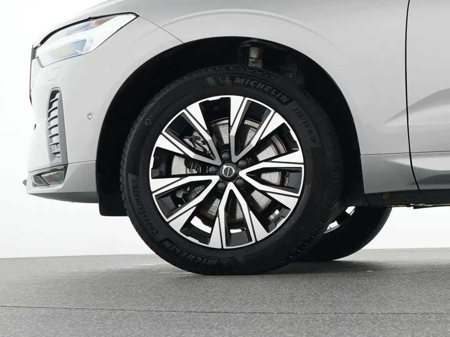 Volvo XC60 B4 Benzin Plus Dark 19"+PANO+VOLL-LED+360° Silber - 2