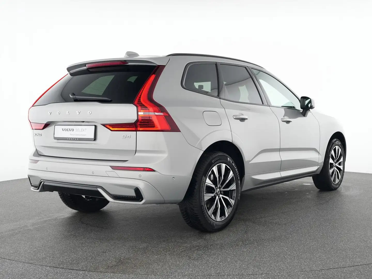 Volvo XC60 B4 Benzin Plus Dark 19"+PANO+VOLL-LED+360° Silber - 2
