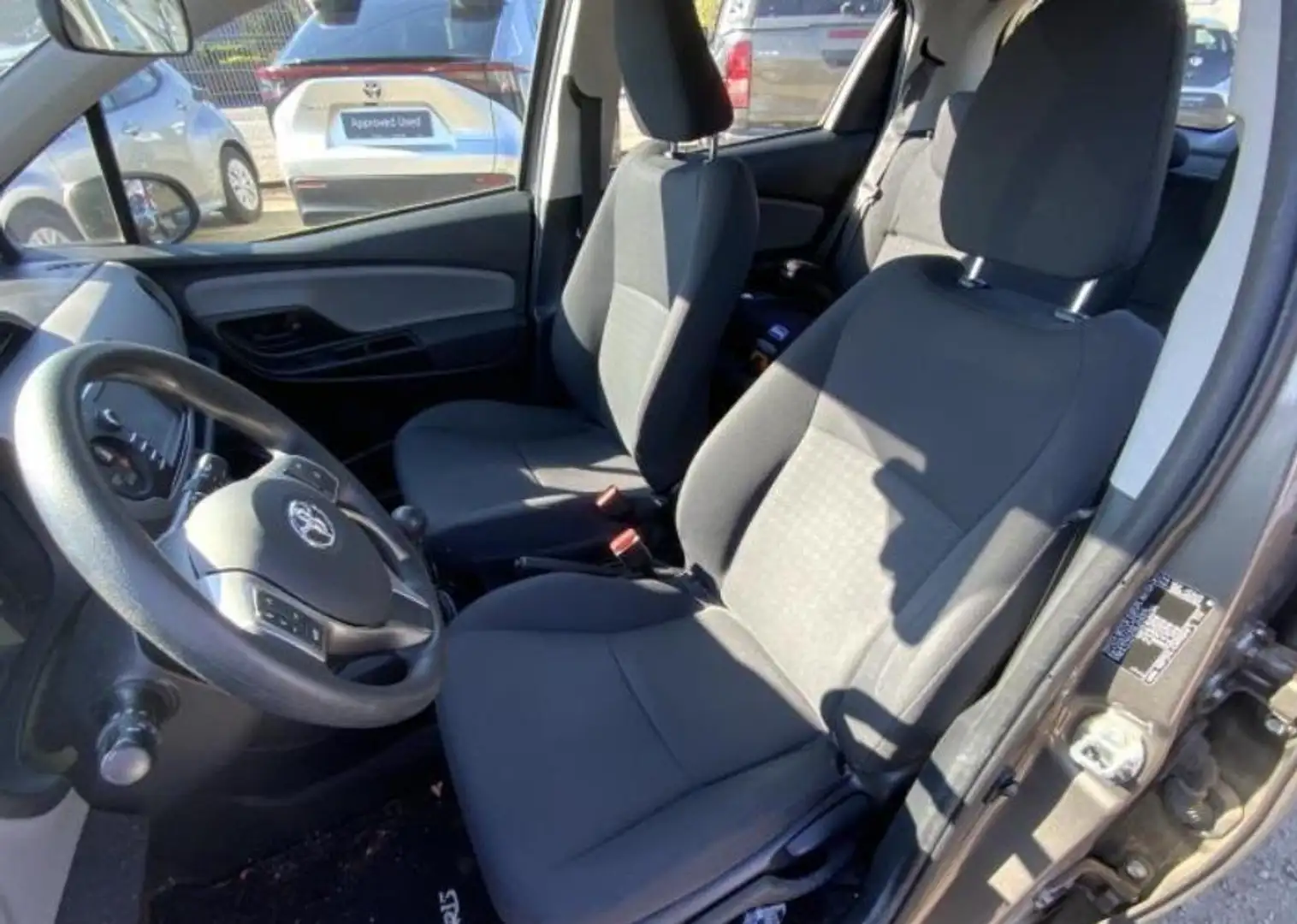 Toyota Yaris 1.0 VVT-i Y-oung | Klimaatregeling | Achteruitrijc Brun - 2