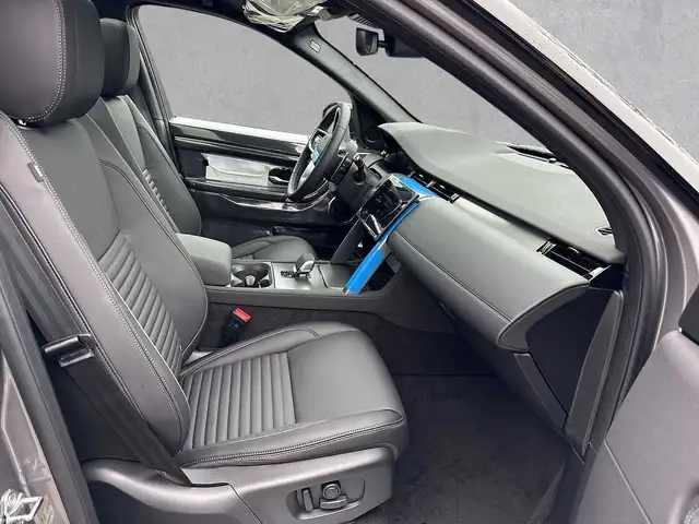 Land Rover Discovery Sport view 3