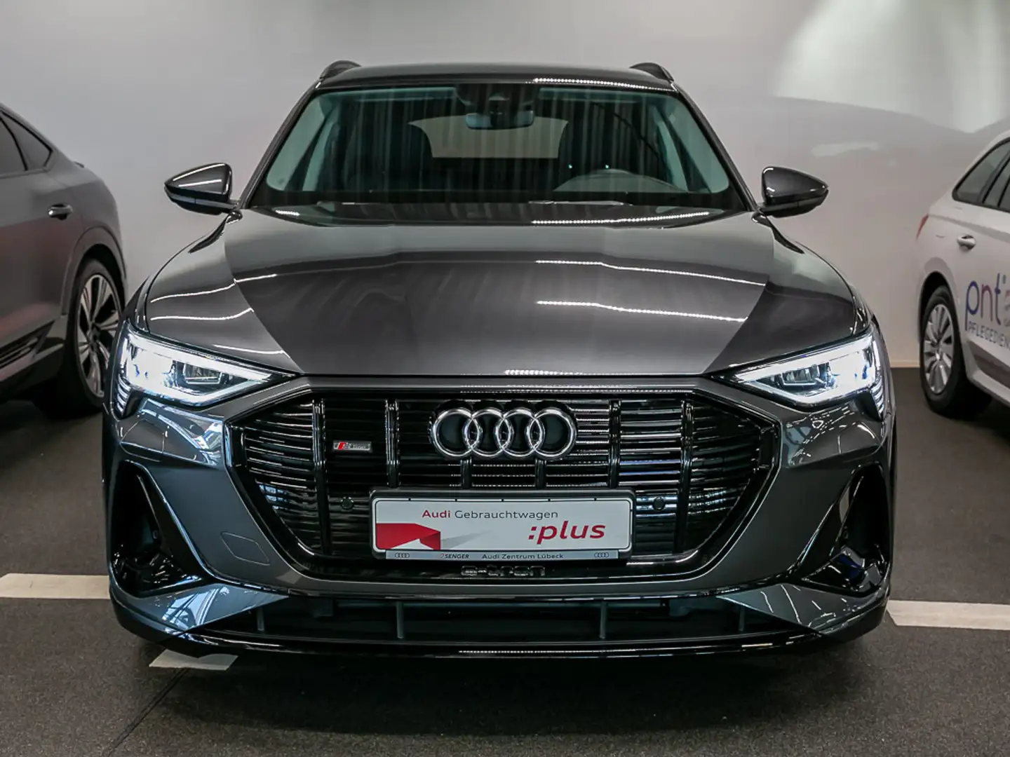 Audi e-tron 55 quattro S line Nav Matrix Air-Sus SHZ Grau - 2
