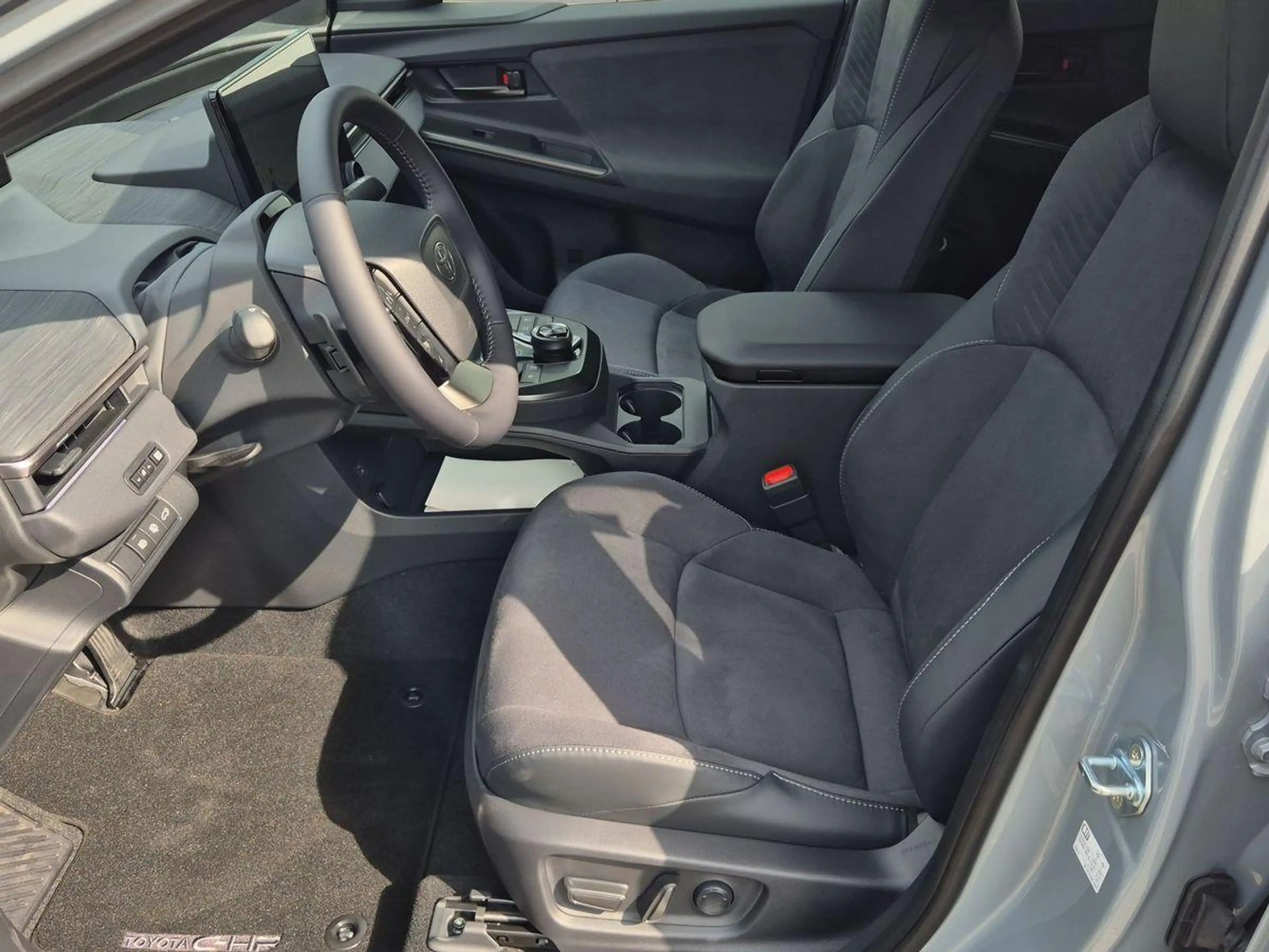 Toyota C-HR + Lounge AWD PanoDach+JBL+Matrix+360° — photo 9
