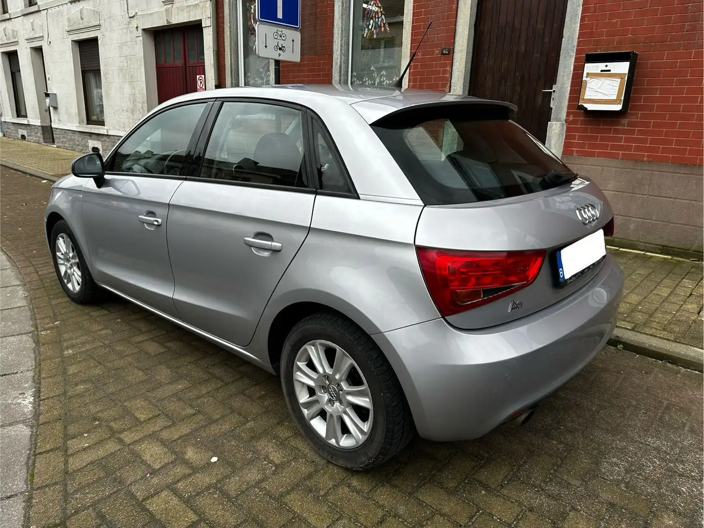 Audi A1 1.6 TDi Attraction Airco Gps Gris - 2