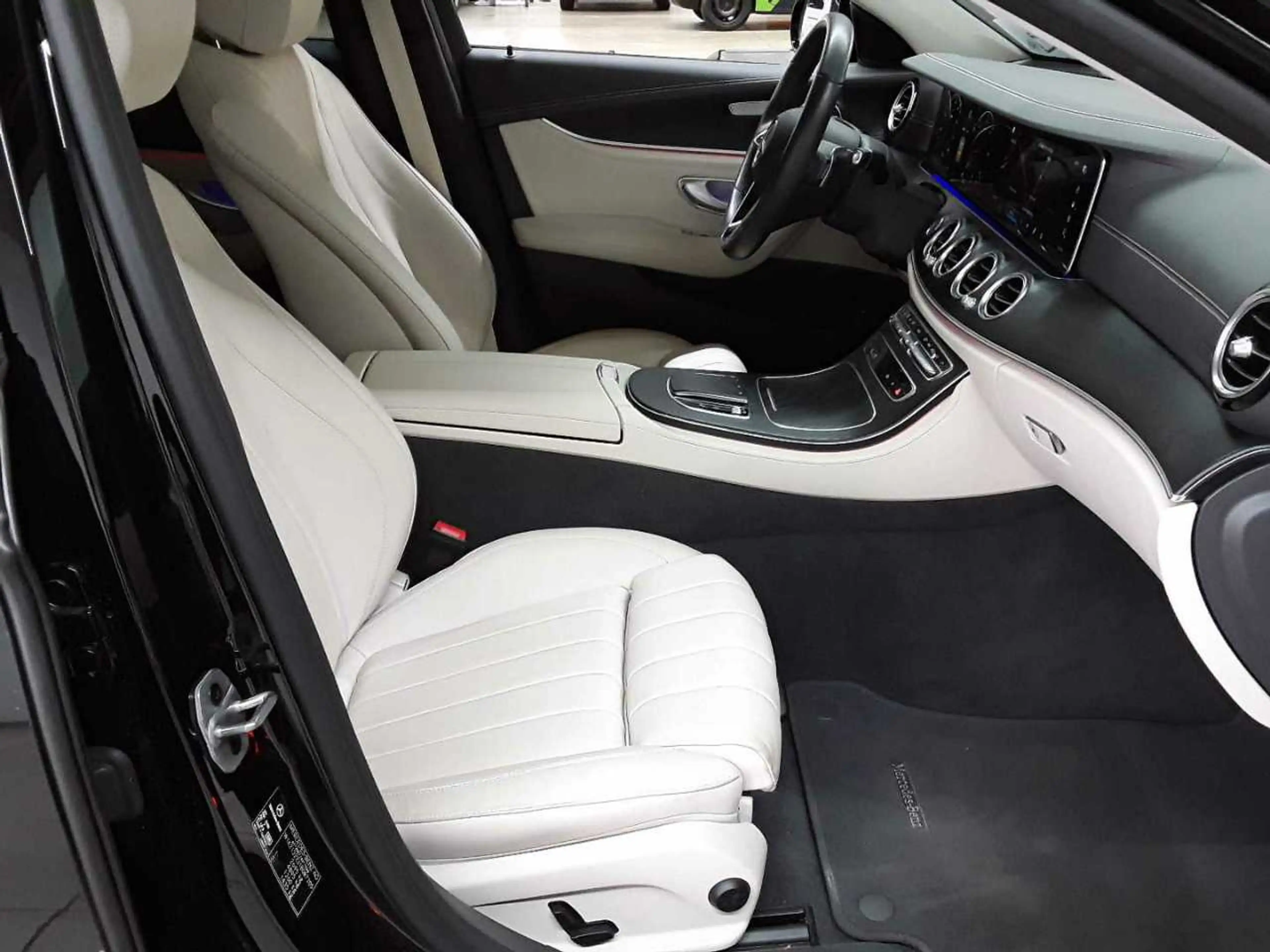 Mercedes-Benz E 400 E 400 d 4Matic T 9G  Exclusive BusiP ParkP PANO — photo 8