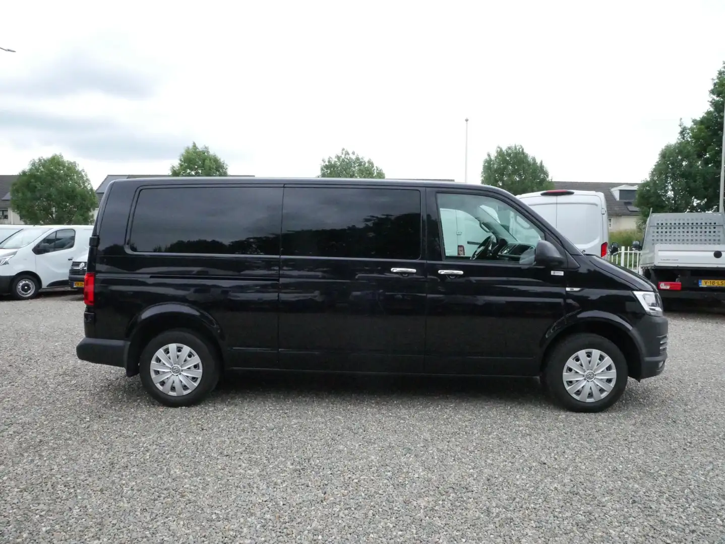 Volkswagen T6 Transporter 2.0 TDI 150PK, L2H1, DSG Autmaat, Airco Zwart - 2