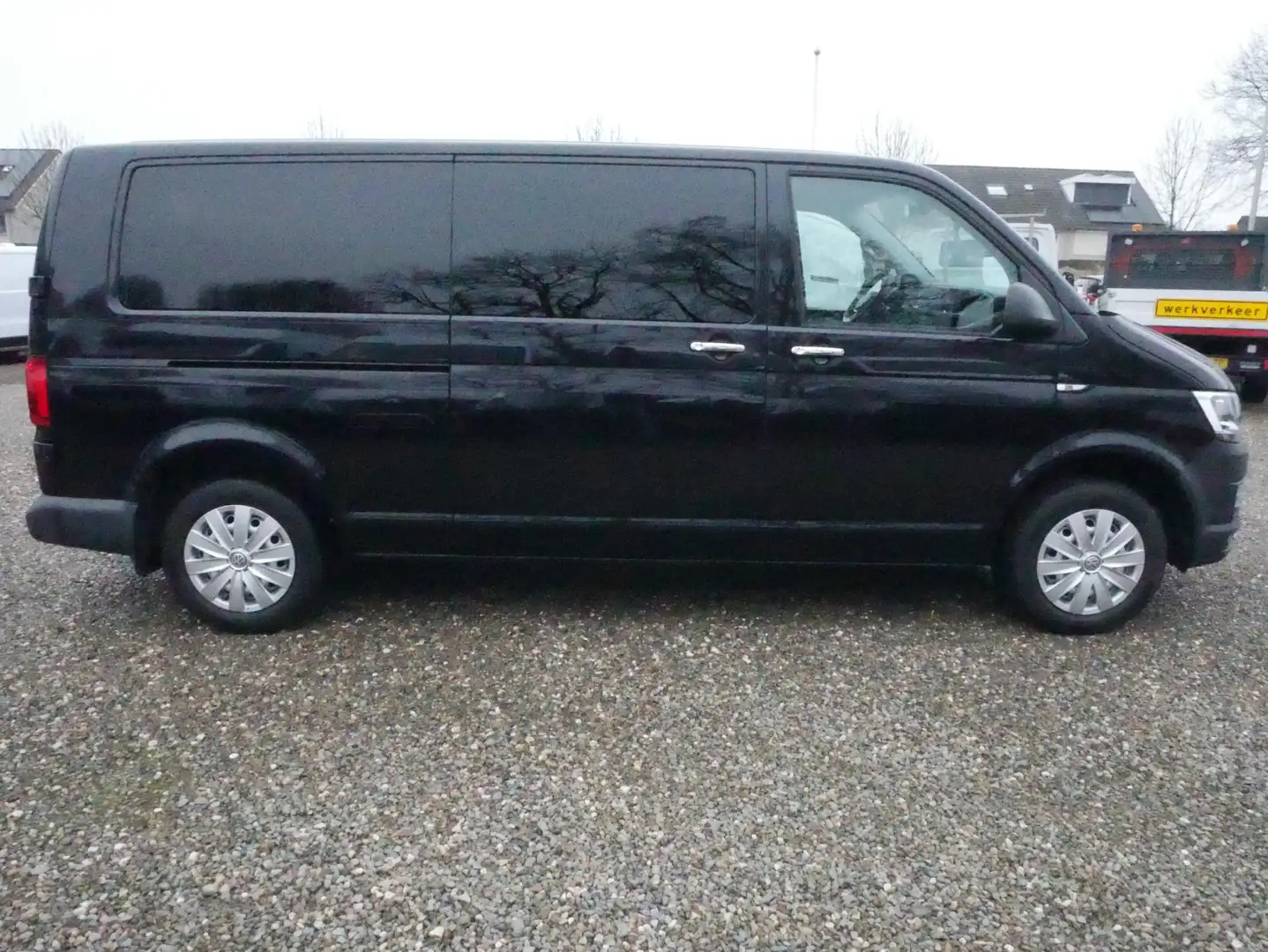 Volkswagen T6 Transporter 2.0 TDI 150PK, L2H1, DSG Autmaat, Airco Schwarz - 2