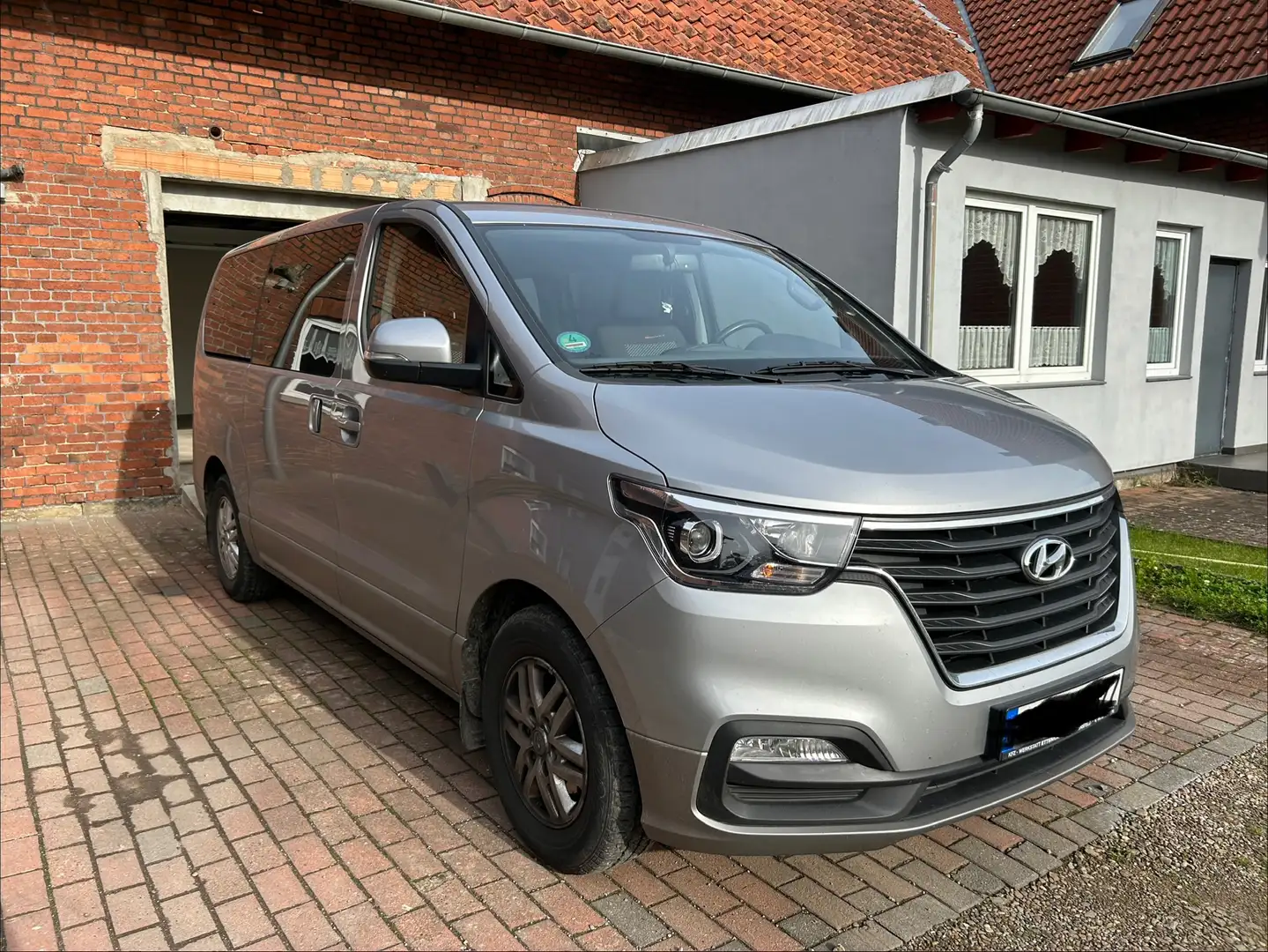 Hyundai H-1 H-1 2.5 CRDi Travel Trend 8Sitze/Autom /8 Reifen Silber - 2