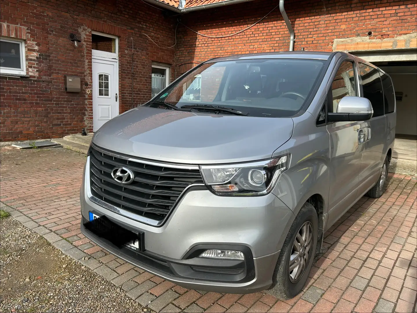 Hyundai H-1 H-1 2.5 CRDi Travel Trend 8Sitze/Autom /8 Reifen Silber - 1