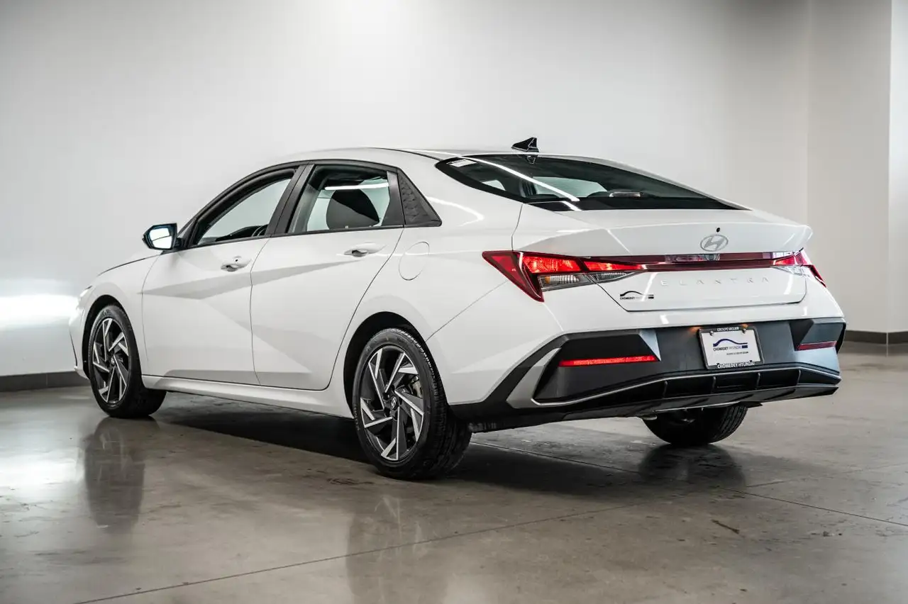 Hyundai ELANTRA photo Hyundai ELANTRA