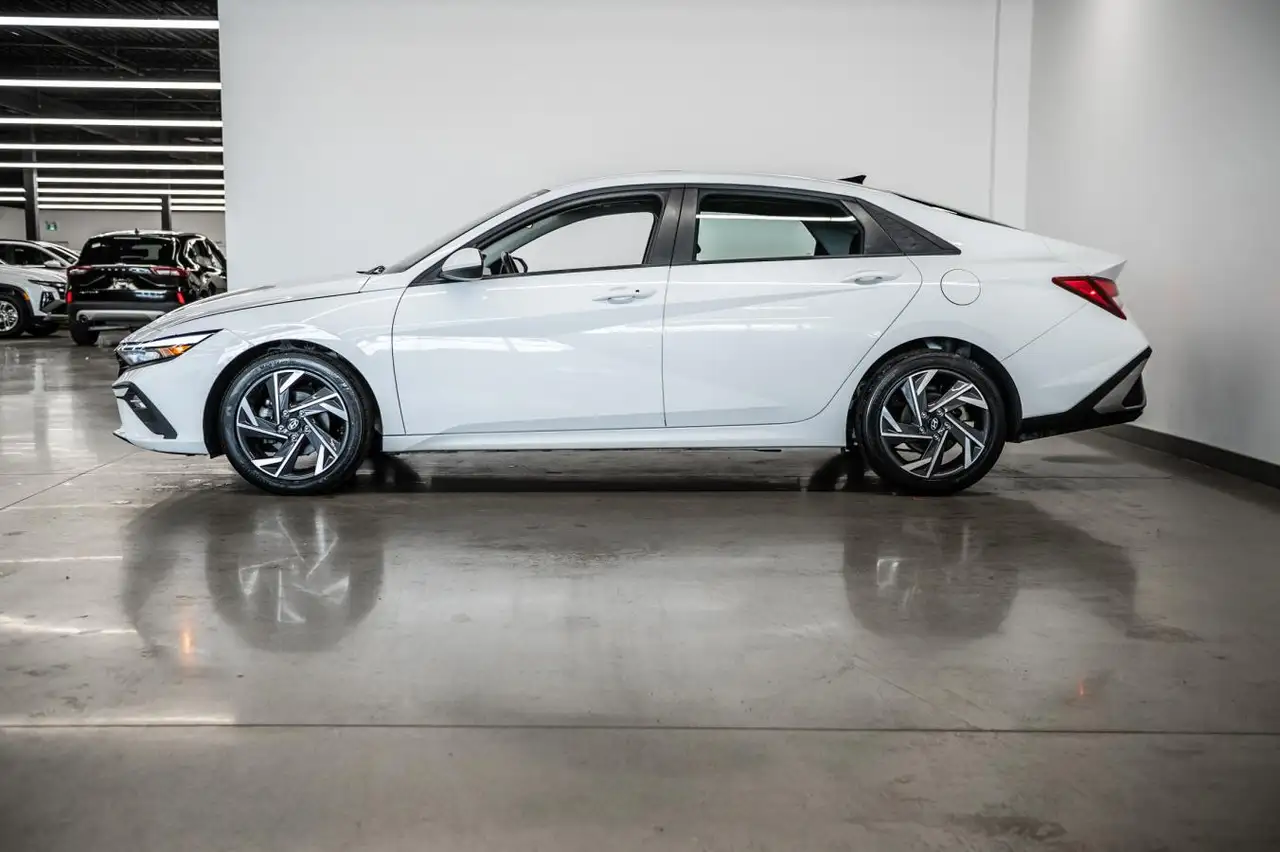 Hyundai ELANTRA photo Hyundai ELANTRA