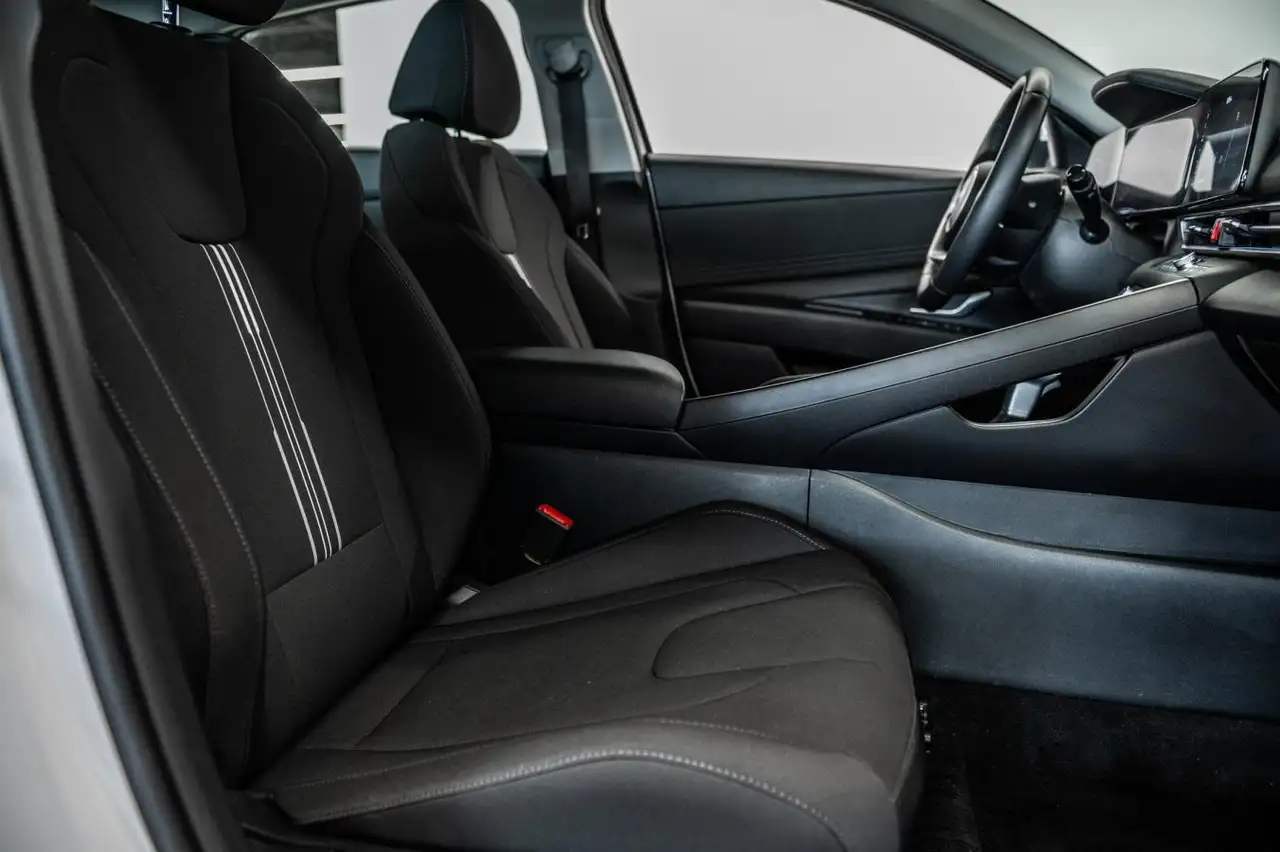 Hyundai ELANTRA photo Hyundai ELANTRA