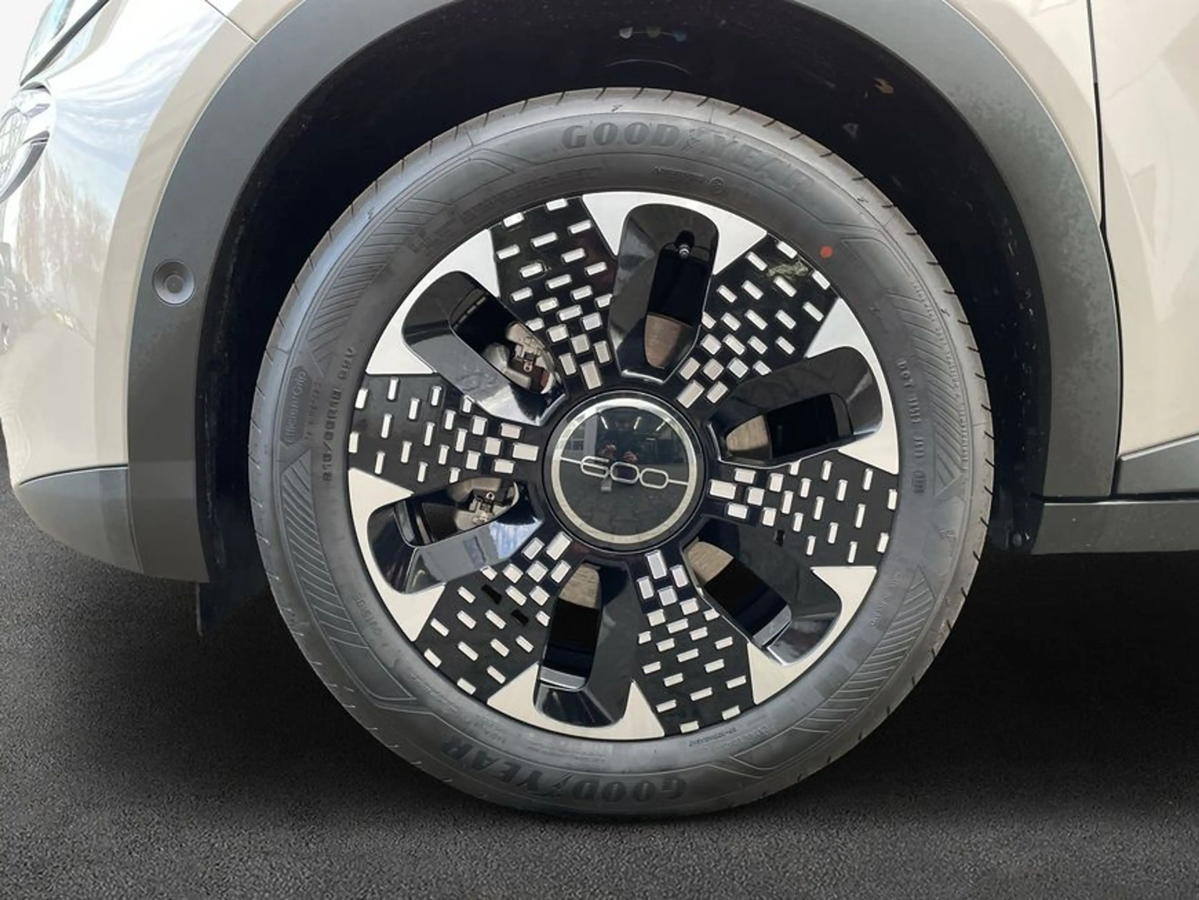 Fiat 600e La Prima Elektro — photo 8