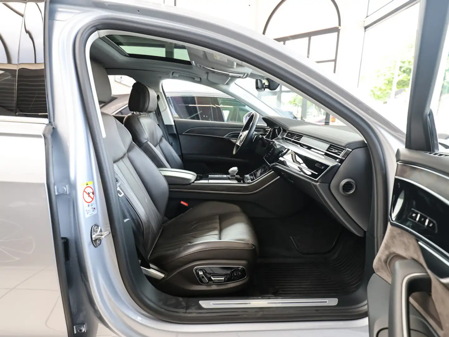 Audi A8 60 TFSI quattro Silber - 2