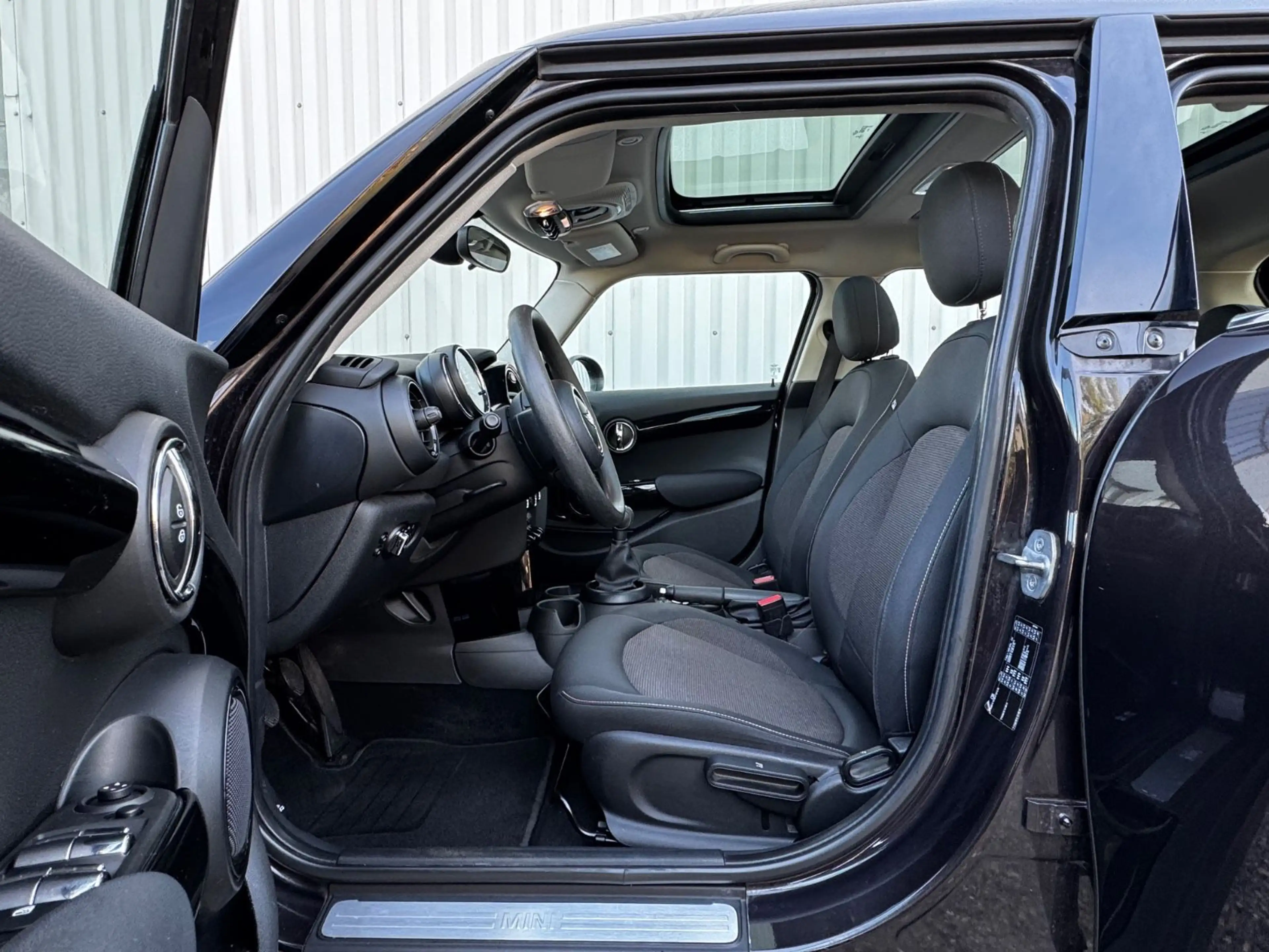 MINI One D 5 Türer Lim. Pano Navi Klima Euro 6 — photo 5
