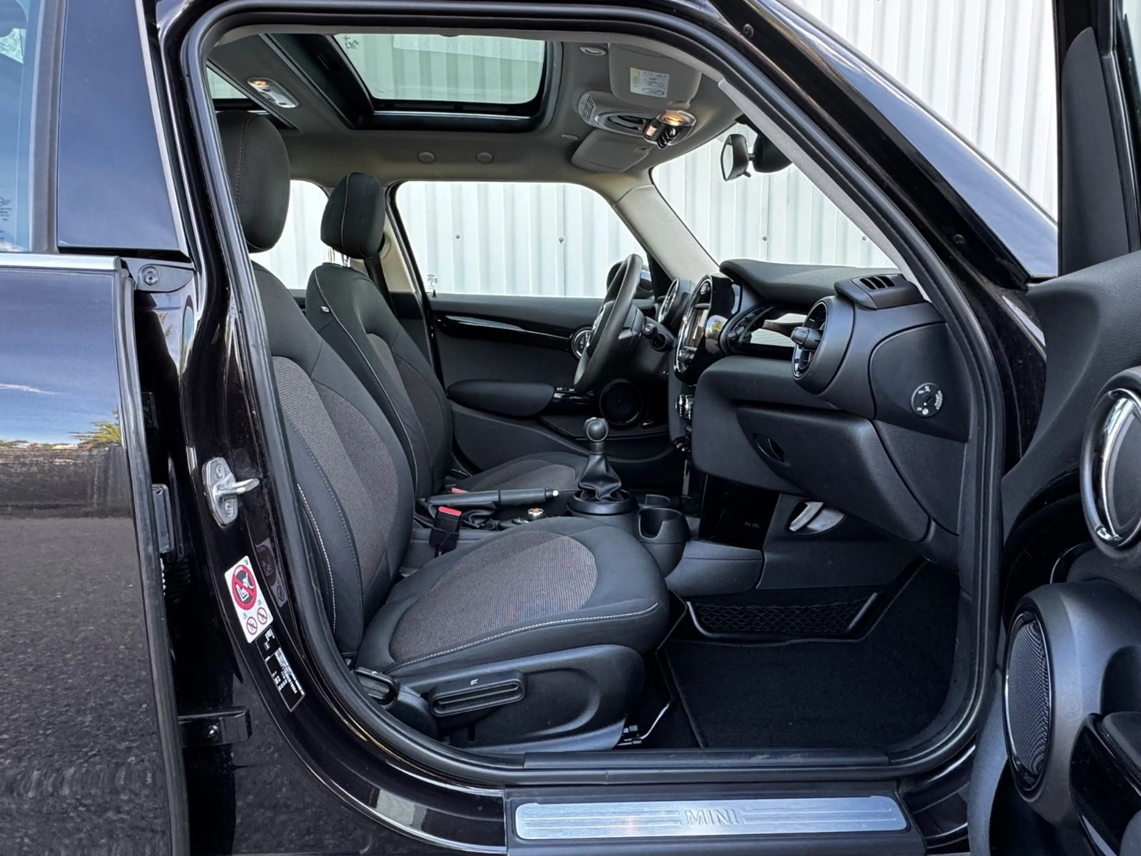 MINI One D 5 Türer Lim. Pano Navi Klima Euro 6 — photo 17