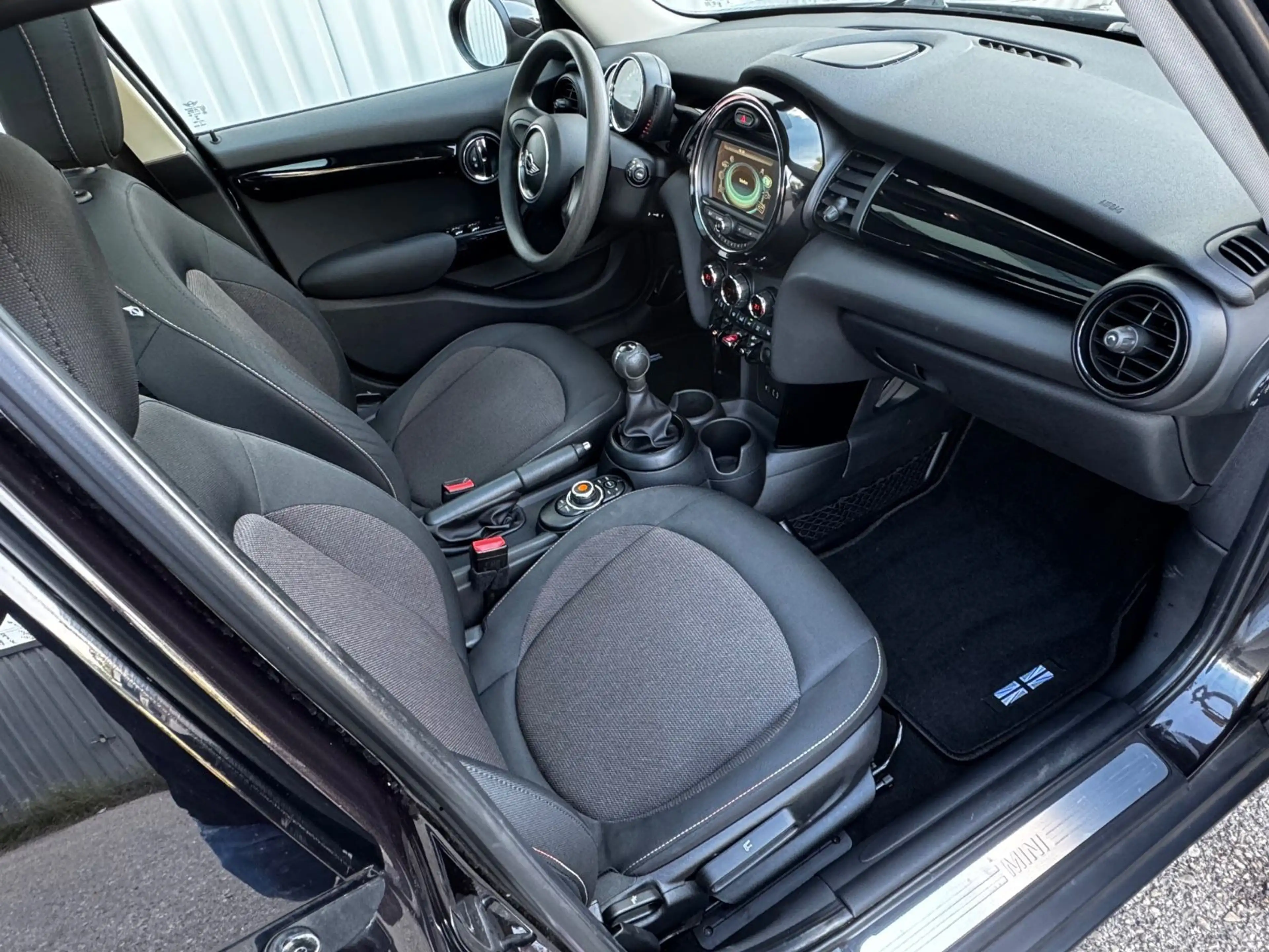 MINI One D 5 Türer Lim. Pano Navi Klima Euro 6 — photo 18