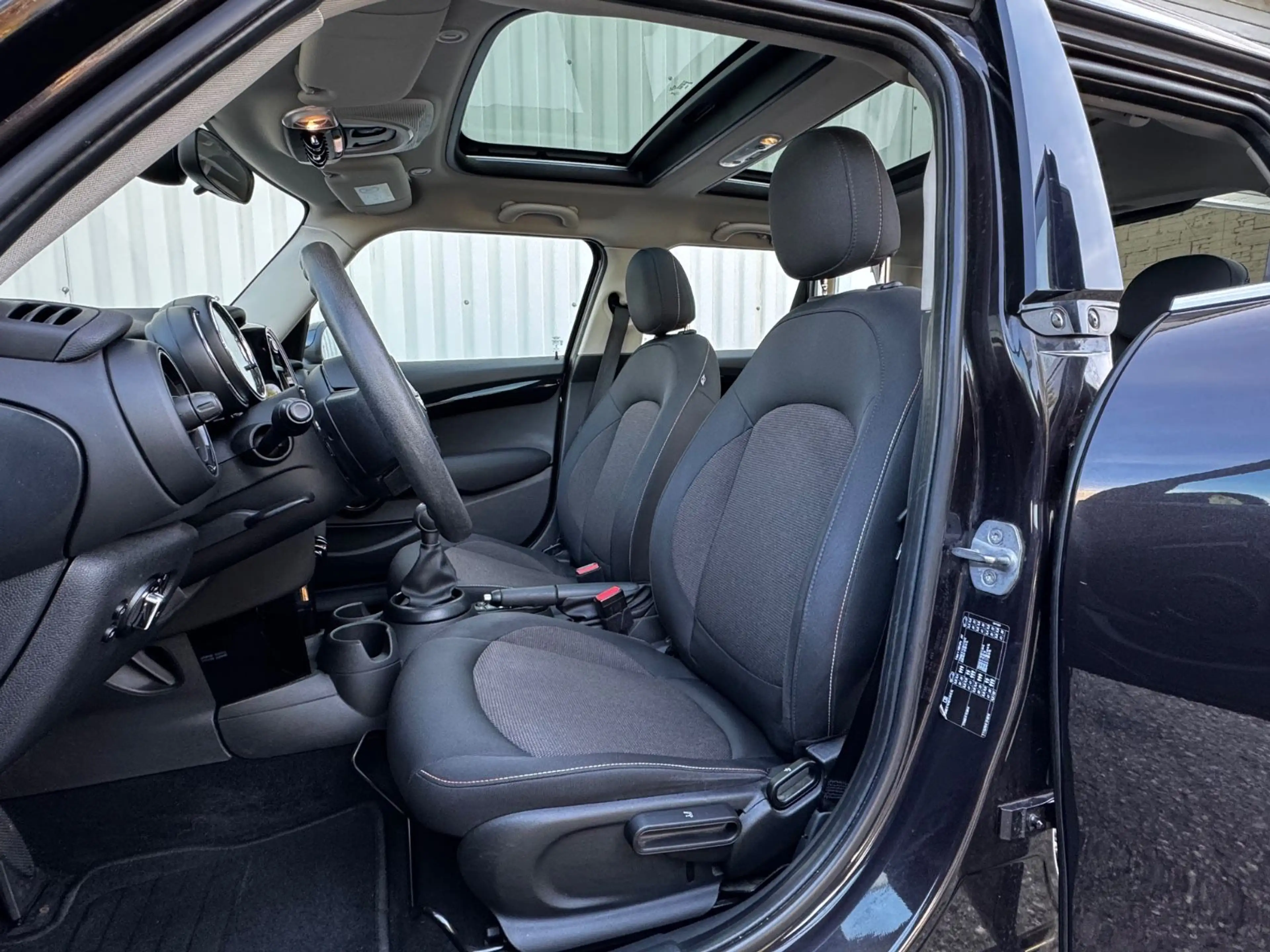 MINI One D 5 Türer Lim. Pano Navi Klima Euro 6 — photo 7