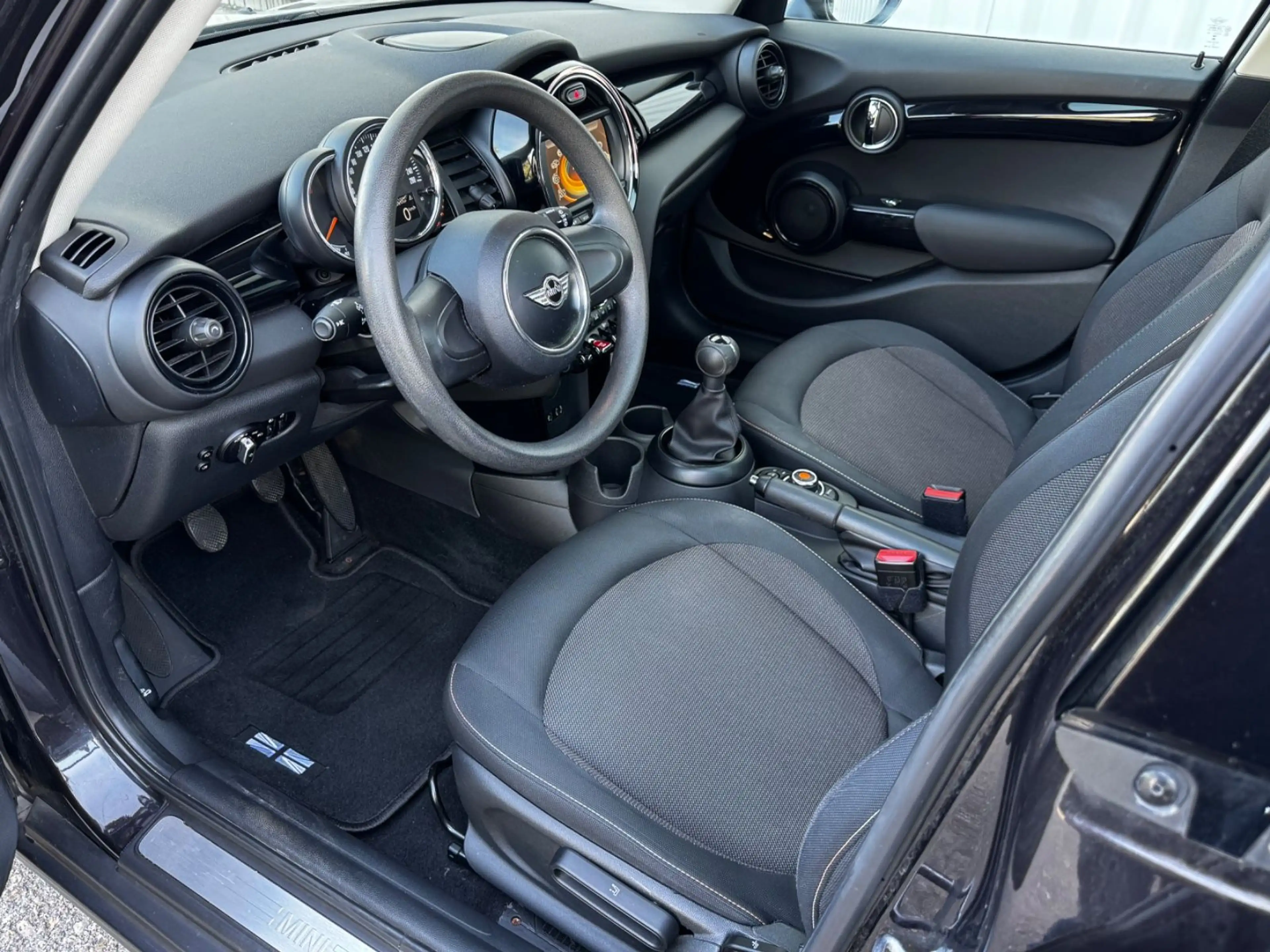 MINI One D 5 Türer Lim. Pano Navi Klima Euro 6 — photo 6