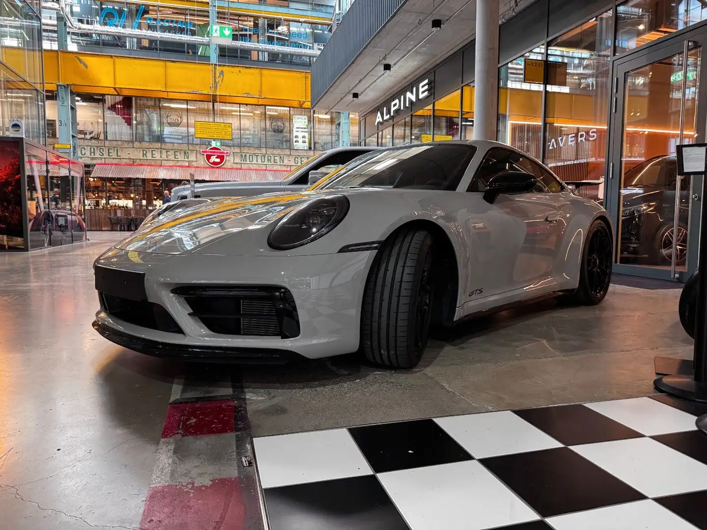 Porsche 992 Carrera 4 GTS Coupé Gris - 2
