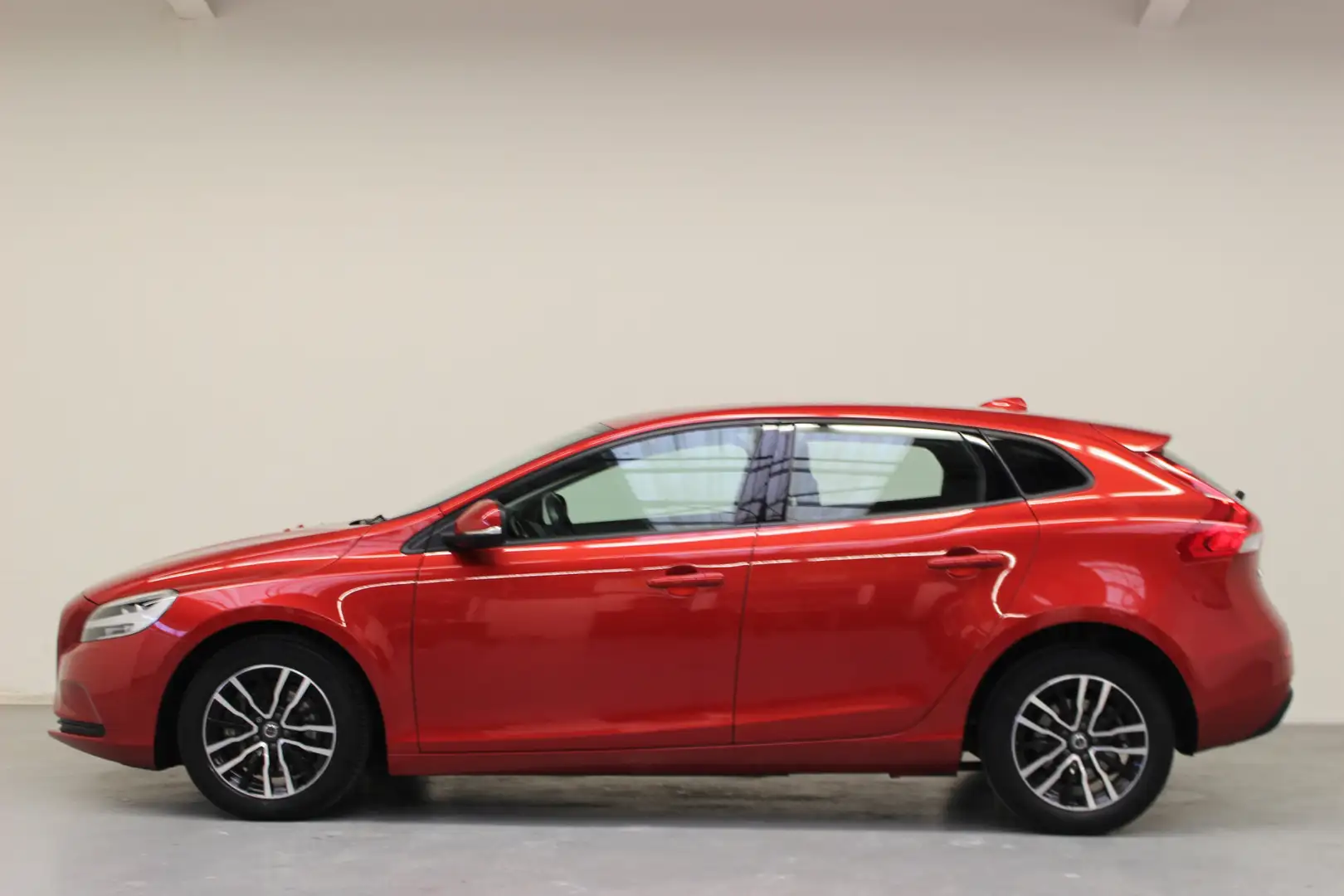 Volvo V40 T2 Polar+ Automaat | Rijklaarprijs | Leer | Rouge - 2